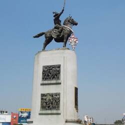 König Thaksin-Denkmal in Thonburi