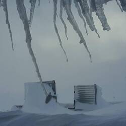 am Haus wachsen die Eiszapfen schräg wegen dem Wind