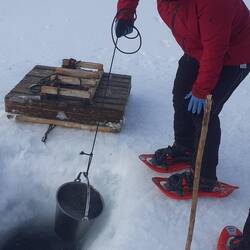 Wasser holen gehört zu den Pflichten wenn man die Hütte am Morgen ordentlich verlassen will