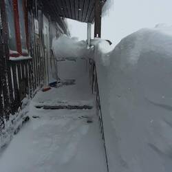 in Tjäktja liegen ein paar Meter Schnee vor der Hütte