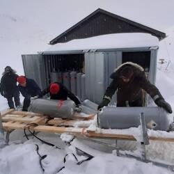 ... und der Hüttenwirt wird mit dem Schneemobil mit Gas und Vorräten versorgt.