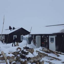 auf der Sälka-Hütte herrscht geschäftiges Treiben. Holz muss für den Abend gehackt werden...