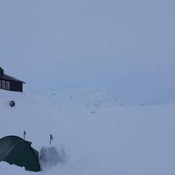 vor der Sauna hat sich jemand dazu entschieden heute Nacht zu zelten