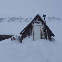 oben wartet eine gemütliche Schutzhütte zur Rast