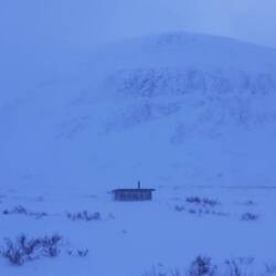 Der Kühlschrank ist leer und vereist. Den braucht heute wahrlich niemand.