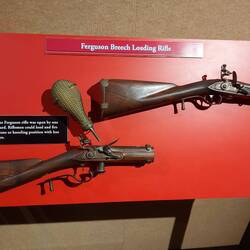 Unten das neue Gewehr, wird aufgeschraubt und von hinten geladen.