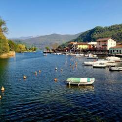 Die See-Enge ist Landesgrenze: Links Caslano (CH) und rechts Lavena (I)