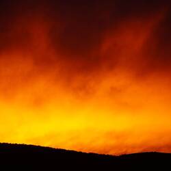 Abendstimmung und die Wolken wirken Teilweise brennend wie ein Feuer.