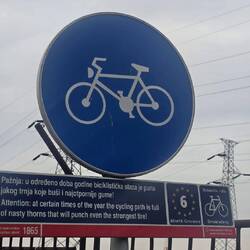 Auch das gibts... Wahrnung, bei der Benützung des Radwegs🤣