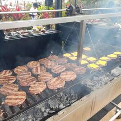 Als Mittagssnack gabs Burger mit super Beilagen...alles sehr lecker