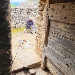 Wartet lieber draußen mit Gela und Quentin