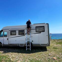 Erich montiert wieder die Karte in den Router..