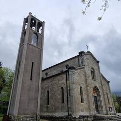 Kirche von links....