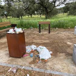 Leider gibt's auch dies! Parkplatz am Weg zu den Dolmen