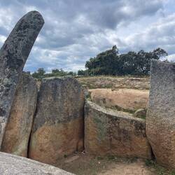 Ursprünglich waren es 8 hohe Steine, die diese Grabkammer umschlossen.
