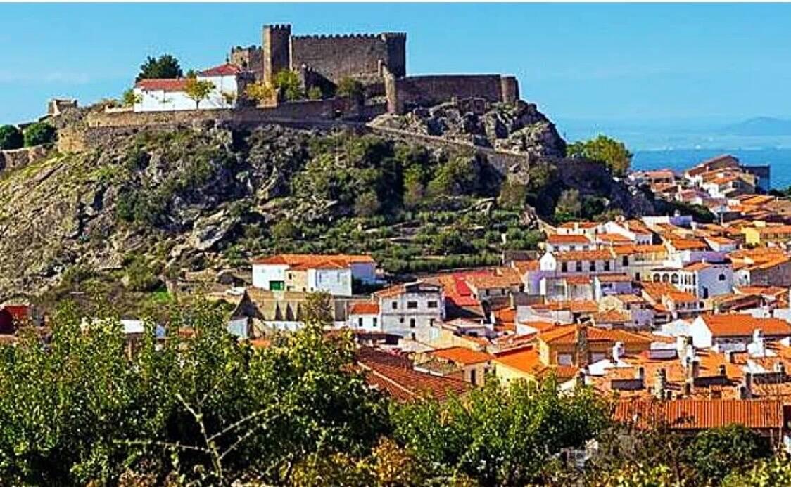Vom Dorf Montánchez bei eisigem Wind hoch zur Festung (740m über d.Meer)