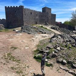 Von der Kirche sind's nur wenige Meter zur Festung.
