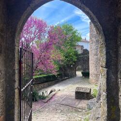 Die Burg stammt ursprünglich von den Römern, mit Zisterne, Wehrtürmen und großem Innenhof.