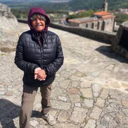 Merinoshirts und Kapuzenjacke unter dem Daunenanorak. Regine kann's brauchen!