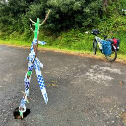 Offizielle Warnung vor Löchern in der Straße