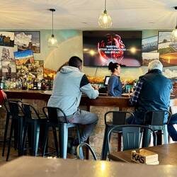 Die Bars haben eine wichtige Funktion als Treffpunkt in Spanien