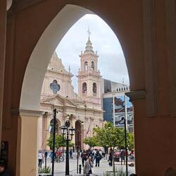 Blick auf das Wahrzeichen von Salta - die Kathedrale und Wallfahrtskirche