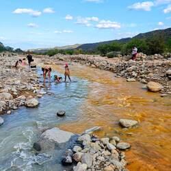 La union de los rios - Eisenhaltiger, gelber Fluss vermischt sich mit normalem Wasser bei Chilecito
