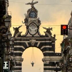 Porta Garibaldi im Abendlicht