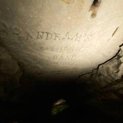Ebenfalls von Sklaven entdeckt, die auch die ersten Höhlen Führer waren