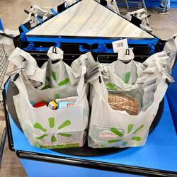 Diese Halterung für Plastiksäcke kann vom Verkaufspersonal in Richtung der Kunden gedreht werden.