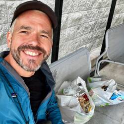 Während ich vor dem Einkaufsladen mein Mittagessen gegessen habe, ...