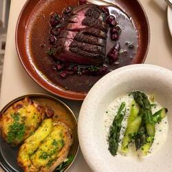 Duck breast, asparagus and potatoes stuffed with cheese