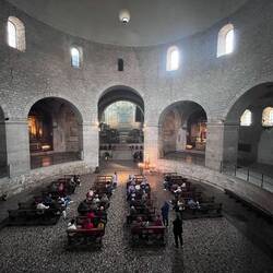 L'impressionnant espace de l'église Romane