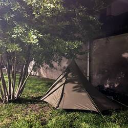 À l'abri pour la nuit. Attention toutefois aux crottes de chiens !