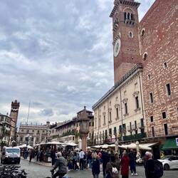 La grande place avec la maison de Giulietta