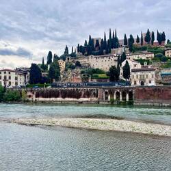 Verona antique avec le théâtre en bas
