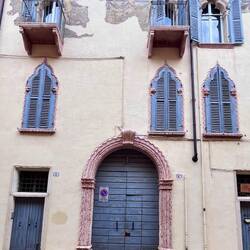 Tous les détails comptent sur les façades. Regardez les ornements peints en haut 👆