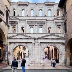 Une porte antique de la ville fortifiée