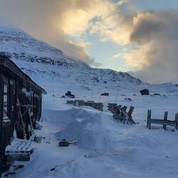 Es ist kalt geworden über Nacht. Jedes verschneite Haus glitzert.