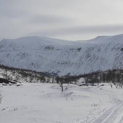 Über diesen Kamm muss ich morgen. Heute bringen mich keine zehn Rentiere da hoch.