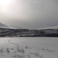 Im Sommer muss man über den See rudern. Heute lässt es sich herrlich laufen.