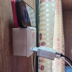 Bei den Steckdosen hier braucht man nicht wirklich nen Adapter, laden tut's am besten richtig schief
