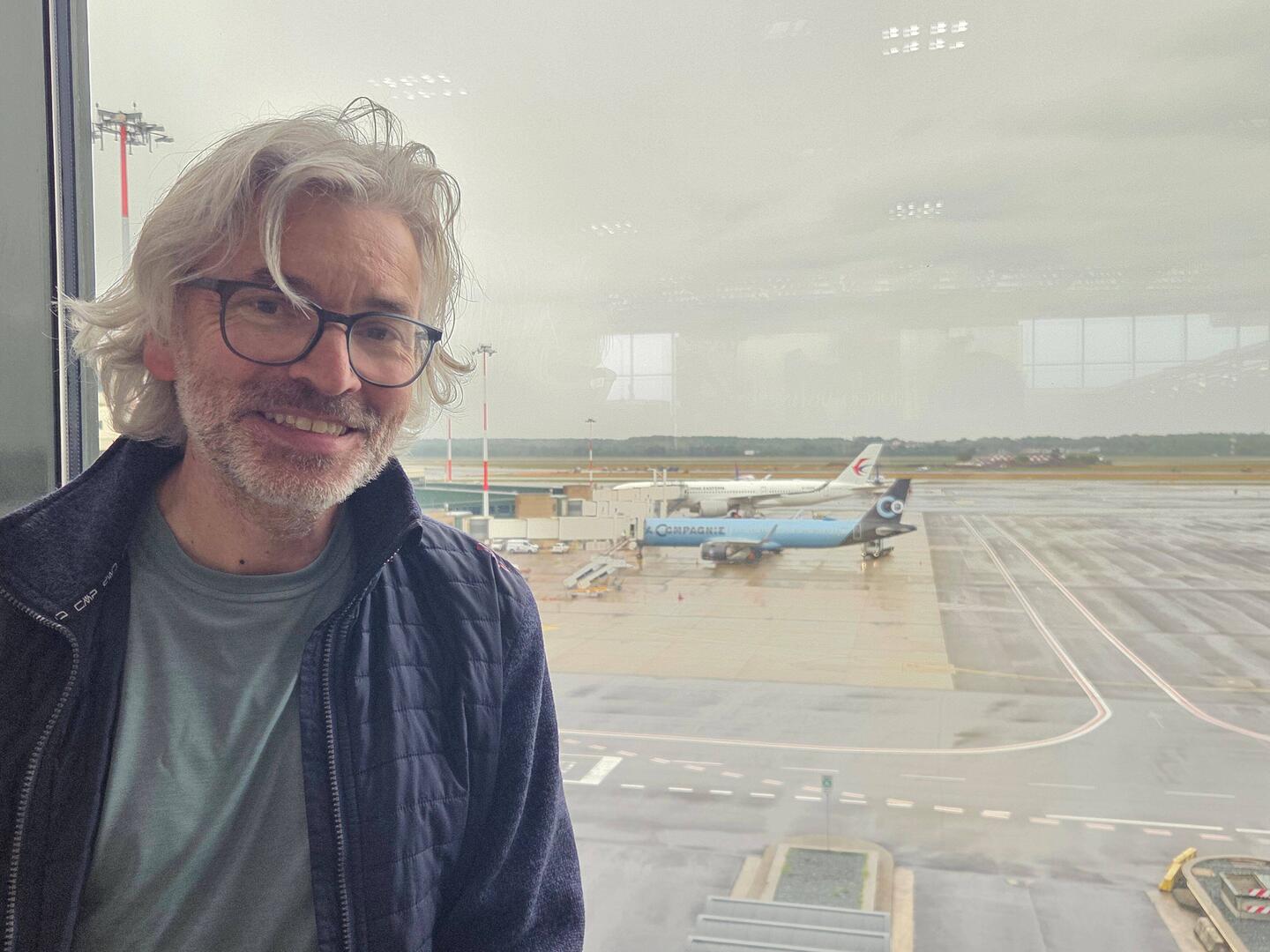 Mein Flieger im Hintergrund