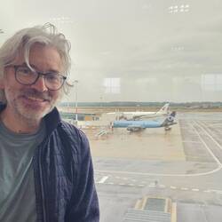 Mein Flieger im Hintergrund