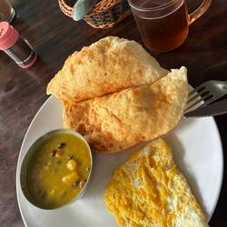 Nepali Breakfast - Curry, Pfannenbrot, Ei. Einfach superlecker!
