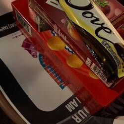 Da notare il biglietto del concerto