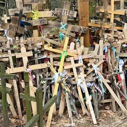 Auf dem gesamten Hügel soll es weit mehr als 7000 Holzkreuze geben!
