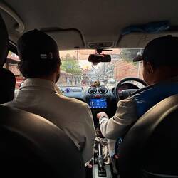 Le taxi a monté son volant du mauvais côté!