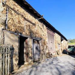 The barn and the one working Landrover