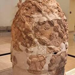 Omphalos: pietra scolpita che rappresenta l'ombelico del mondo